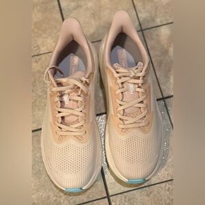 Hoka Women's Arahi 7 Vanilla Crème Sneakers NWOT